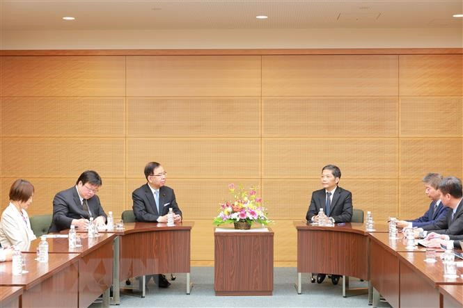 Товарищ Чан Туан Ань на встрече с Председателем Коммунистической партии Японии Кадзуо Сии. Фото: ВИА Товарищ Чан Туан Ань на встрече с Председателем Коммунистической партии Японии Кадзуо Сии. Фото: ВИА