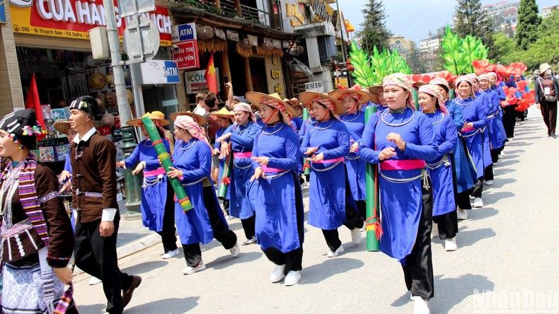 Уличный парад народности Тэй в Шапе. Фото: Куок Хонг Уличный парад народности Тэй в Шапе. Фото: Куок Хонг