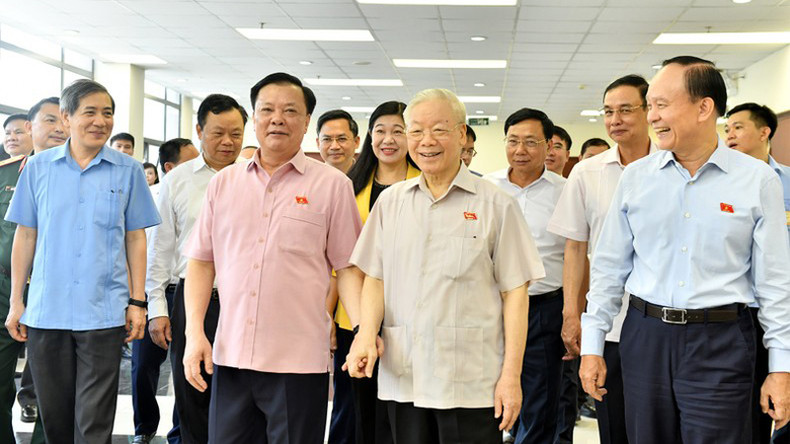 Генеральный секретарь ЦК КПВ Нгуен Фу Чонг и делегаты. Фото: Данг Кхоа Генеральный секретарь ЦК КПВ Нгуен Фу Чонг и делегаты. Фото: Данг Кхоа