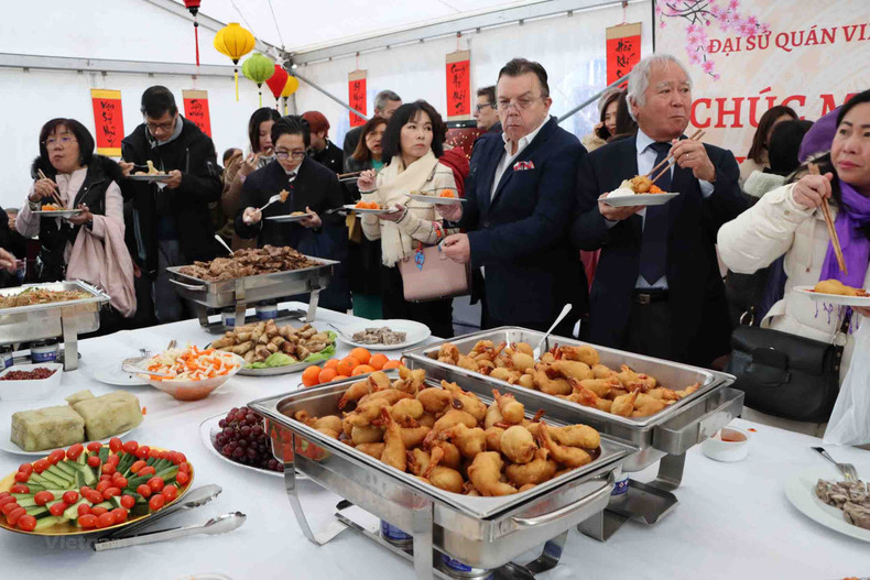 Участники мероприятия в Бельгии наслаждаются традиционными вьетнамскими блюдами по случаю Тэта. Фото: ВИА Участники мероприятия в Бельгии наслаждаются традиционными вьетнамскими блюдами по случаю Тэта. Фото: ВИА