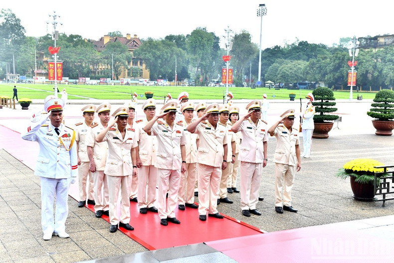 Делегация Центрального парткома Сил общественной безопасности и Министерства общественной безопасности почитает память Президента Хо Ши Мина. Делегация Центрального парткома Сил общественной безопасности и Министерства общественной безопасности почитает память Президента Хо Ши Мина.