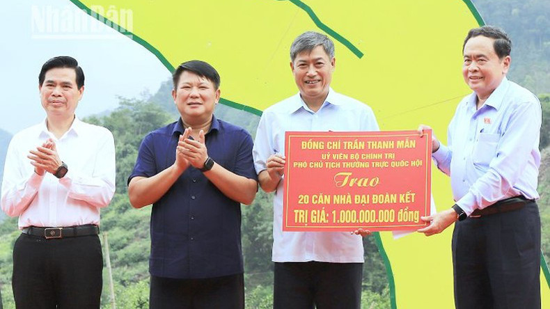 Товарищ Чан Тхань Ман вручает провинции Шонла 1 млрд вьетнамских донгов. Товарищ Чан Тхань Ман вручает провинции Шонла 1 млрд вьетнамских донгов.