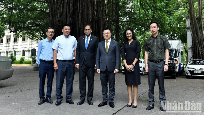Главный редактор Ле Куок Минь, Посол Джая Ратнам, представители газеты «Нянзан» и Посольства Сингапура в головном офисе газеты «Нянзан». Фото: Данг Кхоа Главный редактор Ле Куок Минь, Посол Джая Ратнам, представители газеты «Нянзан» и Посольства Сингапура в головном офисе газеты «Нянзан». Фото: Данг Кхоа
