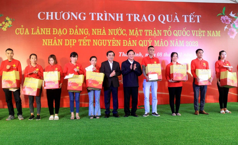 Зампредседателя НС Нгуен Кхак Динь вручает подарки рабочим швейной фабрики Хынгха. Зампредседателя НС Нгуен Кхак Динь вручает подарки рабочим швейной фабрики Хынгха.