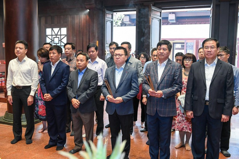 Товарищ Ле Куок Минь и делегация воскуряют благовония в память о павших бойцах. Фото: Тхань Дат Товарищ Ле Куок Минь и делегация воскуряют благовония в память о павших бойцах. Фото: Тхань Дат