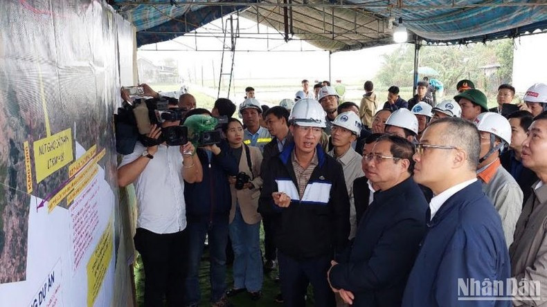 Премьер-министр Фам Минь Тьинь осматривает строительную площадку участка скоростной автомагистрали «Север-Юг» в городке Донгхоа. Премьер-министр Фам Минь Тьинь осматривает строительную площадку участка скоростной автомагистрали «Север-Юг» в городке Донгхоа.