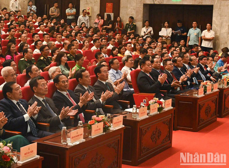 Руководители Партии и Государства на церемонии. Фото: Зюи Линь Руководители Партии и Государства на церемонии. Фото: Зюи Линь