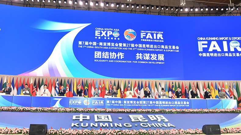 Делегаты на церемонии открытия 7-й Китайско-южноазиатской выставки и 27-й Куньминской ярмарки импортных и экспортных товаров. Фото: МИД Вьетнама Делегаты на церемонии открытия 7-й Китайско-южноазиатской выставки и 27-й Куньминской ярмарки импортных и экспортных товаров. Фото: МИД Вьетнама