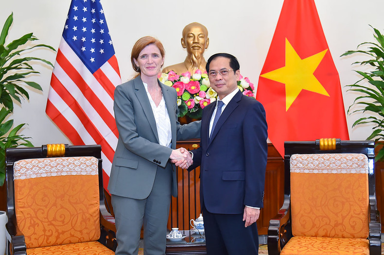 Министр иностранных дел Буй Тхань Шон и Генеральный директор USAID Саманта Пауэр. Фото: МИД Вьетнама Министр иностранных дел Буй Тхань Шон и Генеральный директор USAID Саманта Пауэр. Фото: МИД Вьетнама