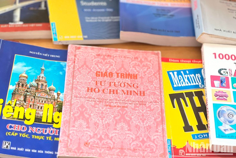 Некоторые книги, представленные на мероприятии. Фото: Суан Хынг Некоторые книги, представленные на мероприятии. Фото: Суан Хынг