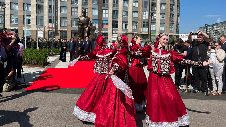 Художественный номер на церемонии. Фото: Суан Хынг