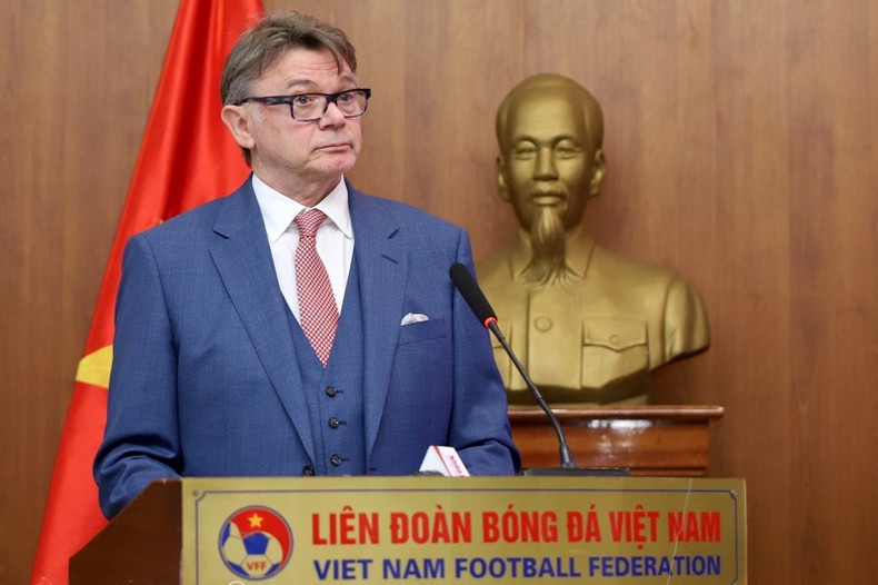 Тренер Филипп Труссье выступает на церемонии. Тренер Филипп Труссье выступает на церемонии.