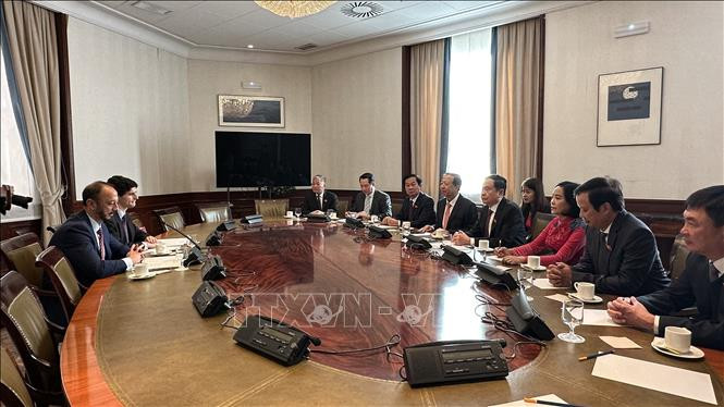 Общий вид переговоров с первым Зампредседателя Конгресса депутатов Парламента Испании Альфонсо Родригесом. Фото: ВИА Общий вид переговоров с первым Зампредседателя Конгресса депутатов Парламента Испании Альфонсо Родригесом. Фото: ВИА