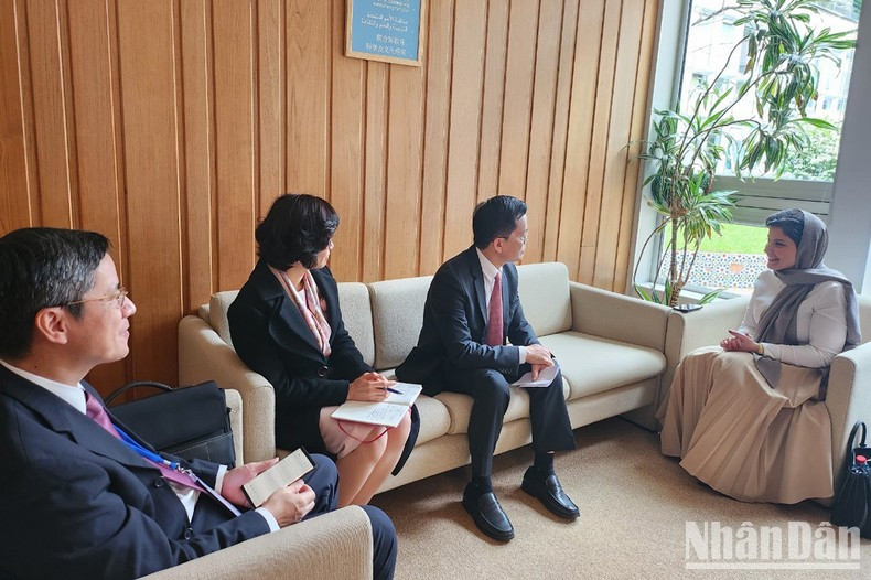 Замминистра Ха Ким Нгок на встрече с Председателем Комитета всемирного наследия Хайфой аль-Могрин. Замминистра Ха Ким Нгок на встрече с Председателем Комитета всемирного наследия Хайфой аль-Могрин.