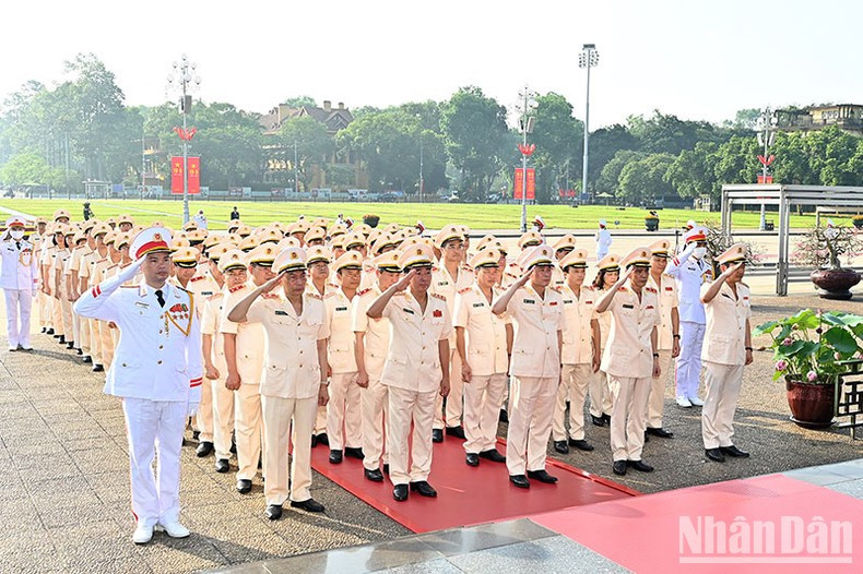 Делегация Центрального парткома Сил общественной безопасности и Министерства общественной безопасности посещает Мавзолей Хо Ши Мина. Делегация Центрального парткома Сил общественной безопасности и Министерства общественной безопасности посещает Мавзолей Хо Ши Мина.