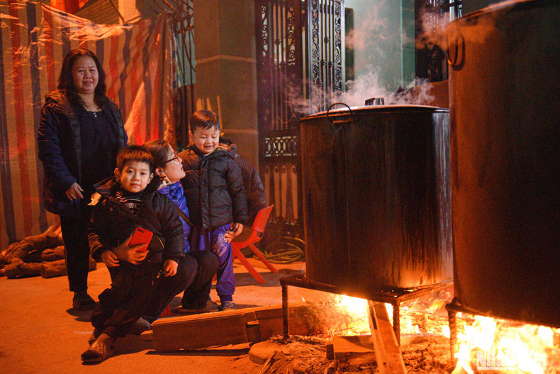 Образ пожилых людей и детей, собирающихся вместе вокруг кастрюли «баньтьынг», создает красивую картину Тэта. Образ пожилых людей и детей, собирающихся вместе вокруг кастрюли «баньтьынг», создает красивую картину Тэта.