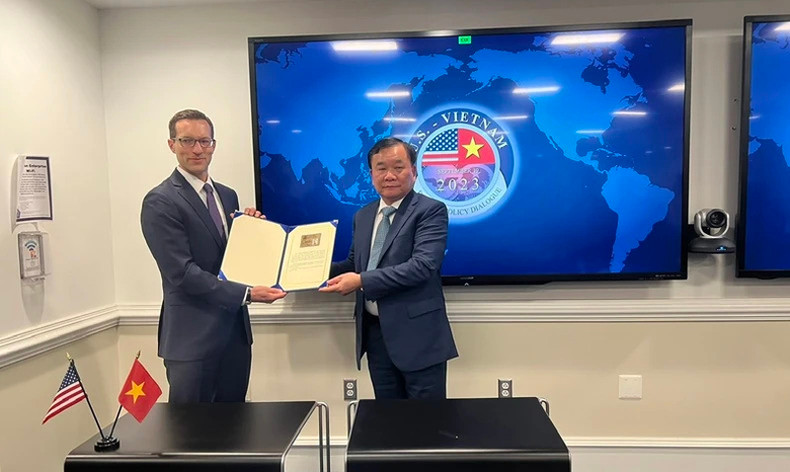 Подписание рабочего протокола между двумя делегациями по итогам диалога. Подписание рабочего протокола между двумя делегациями по итогам диалога.