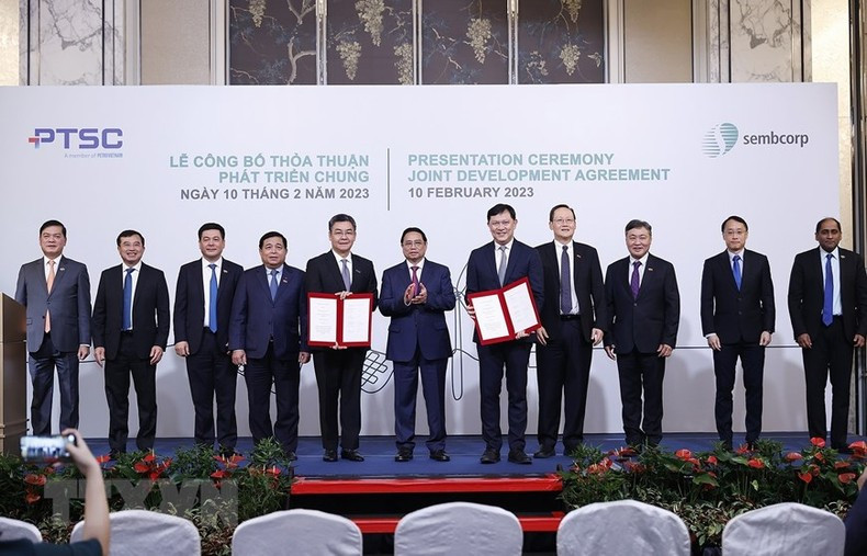 Церемония вручения решений и соглашений о сотрудничестве между учреждениями и местностями Вьетнама и Сингапура. Фото: ВИА Церемония вручения решений и соглашений о сотрудничестве между учреждениями и местностями Вьетнама и Сингапура. Фото: ВИА