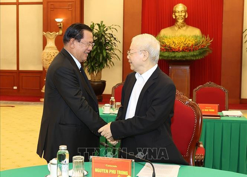 Генеральный секретарь ЦК КПВ Нгуен Фу Чонг и Председатель НПК Самдек Течо Хун Сен. Фото: ВИА