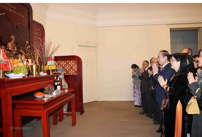 Участники мероприятия в Бельгии почитают память Президента Хо Ши Мина. Фото: ВИА Участники мероприятия в Бельгии почитают память Президента Хо Ши Мина. Фото: ВИА