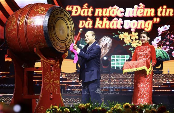 Президент Нгуен Суан Фук бьет в барабан в знак начала программы. Фото: ВИА Президент Нгуен Суан Фук бьет в барабан в знак начала программы. Фото: ВИА