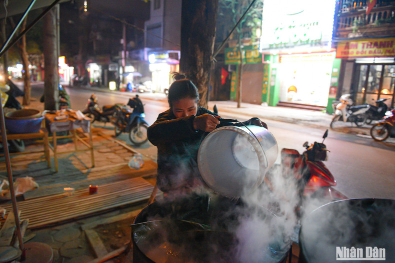 «Баньтьынг» можно вытащить из кастрюли через 12 часов. Это еще не говоря о необходимости непрерывной подачи воды и дров, чтобы «баньтьынг» был равномерно приготовленным. «Баньтьынг» можно вытащить из кастрюли через 12 часов. Это еще не говоря о необходимости непрерывной подачи воды и дров, чтобы «баньтьынг» был равномерно приготовленным.