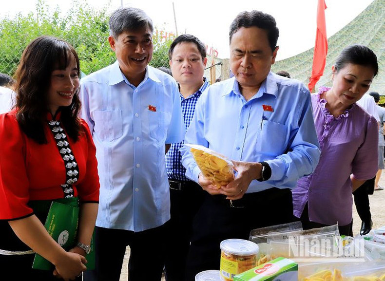 Товарищ Чан Тхань Ман посещает стенд сельскохозяйственной продукции в уезде Моктяу. Товарищ Чан Тхань Ман посещает стенд сельскохозяйственной продукции в уезде Моктяу.