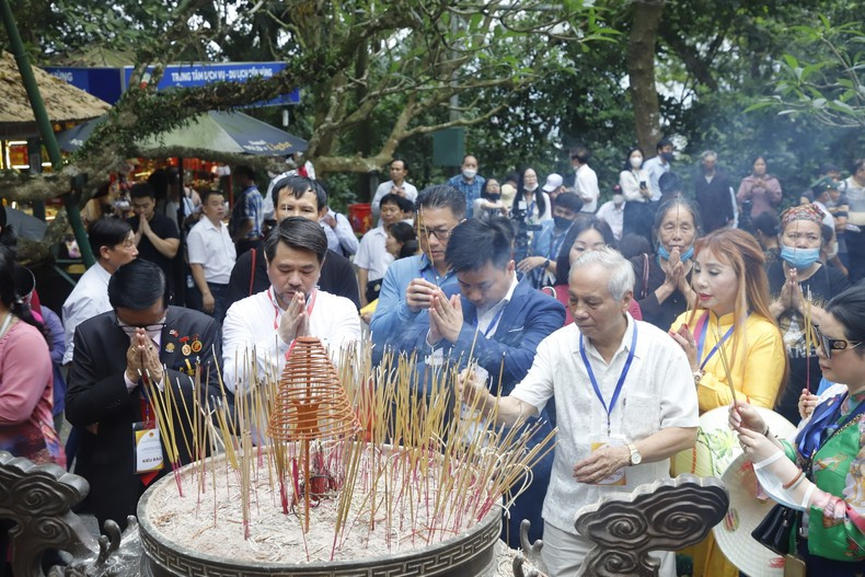 Делегация воскуряет благовония.