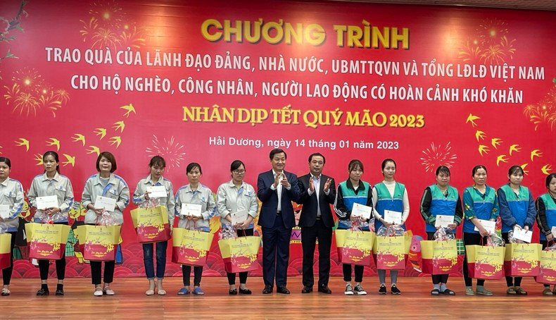 Вице-премьер Ле Минь Кхай и Секретарь Парткома провинции Хайзыонг Чан Дык Тханг вручают подарки рабочим. Вице-премьер Ле Минь Кхай и Секретарь Парткома провинции Хайзыонг Чан Дык Тханг вручают подарки рабочим.
