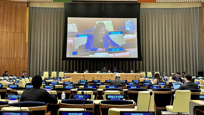 Советник-посланник Ле Тхи Минь Тхоа выступает с речью. Фото: baoquocte.vn Советник-посланник Ле Тхи Минь Тхоа выступает с речью. Фото: baoquocte.vn