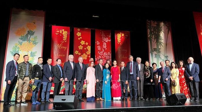 Участники мероприятия, организованного Генеральным консульством Вьетнама в городе Франкфурт-на-Майне. Фото: ВИА Участники мероприятия, организованного Генеральным консульством Вьетнама в городе Франкфурт-на-Майне. Фото: ВИА