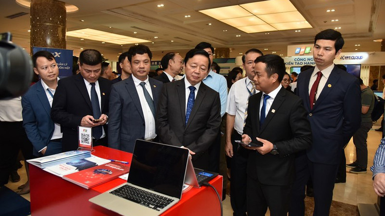 Вице-премьер Чан Хонг Ха посещает выставку в кулуарах саммита. Вице-премьер Чан Хонг Ха посещает выставку в кулуарах саммита.