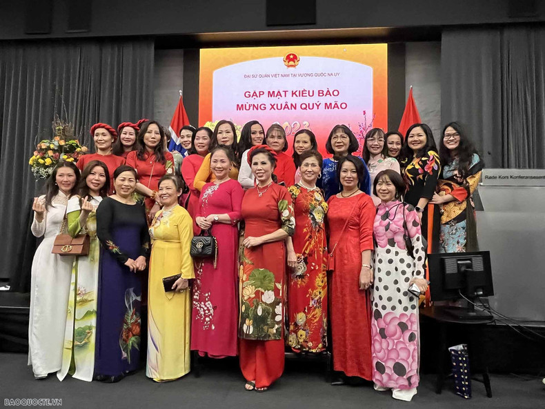 Представители вьетнамской диаспоры на мероприятии в Норвегии. Фото: baoquocte.vn Представители вьетнамской диаспоры на мероприятии в Норвегии. Фото: baoquocte.vn