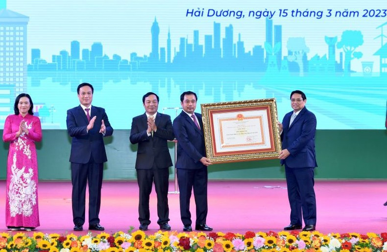 Премьер-министр Фам Минь Тьинь вручает решение о признании того, что провинция Хайзыонг выполнила задачу по строительству деревни нового типа. Фото: Чан Хай Премьер-министр Фам Минь Тьинь вручает решение о признании того, что провинция Хайзыонг выполнила задачу по строительству деревни нового типа. Фото: Чан Хай