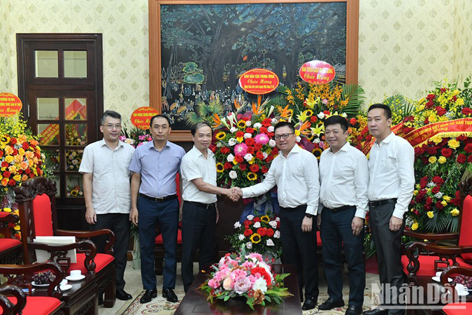 Товарищ Фам Тат Тханг поздравляет коллектив газеты «Нянзан». Фото: Данг Кхоа Товарищ Фам Тат Тханг поздравляет коллектив газеты «Нянзан». Фото: Данг Кхоа