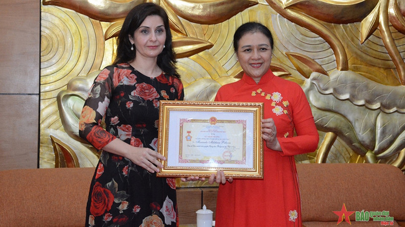 Председатель СОДВ Нгуен Фыонг Нга (справа) вручает памятную медаль Послу Болгарии во Вьетнаме Маринеле Петковой. Фото: qdnd.vn Председатель СОДВ Нгуен Фыонг Нга (справа) вручает памятную медаль Послу Болгарии во Вьетнаме Маринеле Петковой. Фото: qdnd.vn