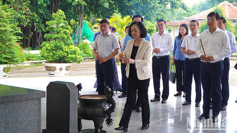 Товарищ Чыонг Тхи Май воскуряет благовония у могилы Нгуен Шинь Шака. Товарищ Чыонг Тхи Май воскуряет благовония у могилы Нгуен Шинь Шака.