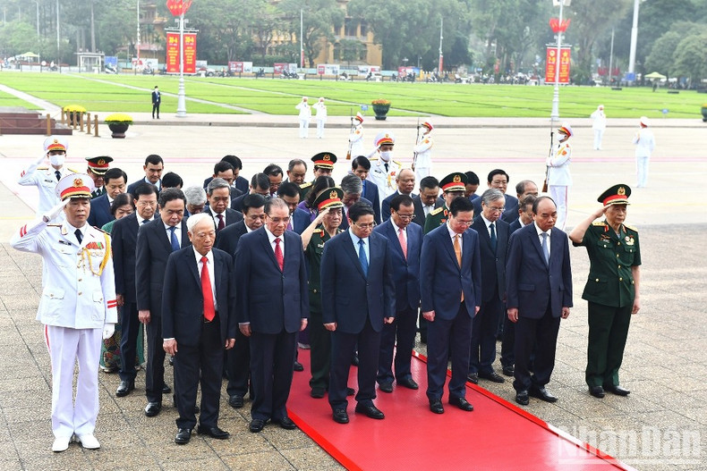 Президент Во Ван Тхыонг, Премьер-министр Фам Минь Тьинь, действующие и бывшие руководители Партии и Государства почитают память Президента Хо Ши Мина. Президент Во Ван Тхыонг, Премьер-министр Фам Минь Тьинь, действующие и бывшие руководители Партии и Государства почитают память Президента Хо Ши Мина.