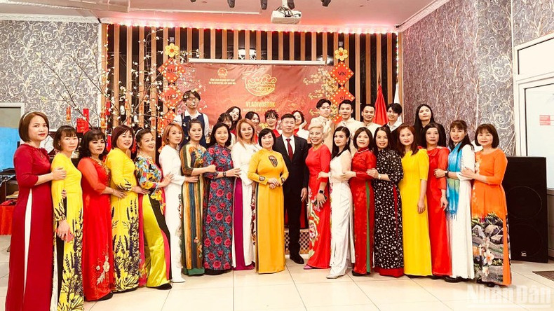 Программа «Весна на Родине» по случаю празднования наступающего Тэта прошла во Владивостоке (Россия). Фото: Тхань Тхэ – Суан Хынг Программа «Весна на Родине» по случаю празднования наступающего Тэта прошла во Владивостоке (Россия). Фото: Тхань Тхэ – Суан Хынг