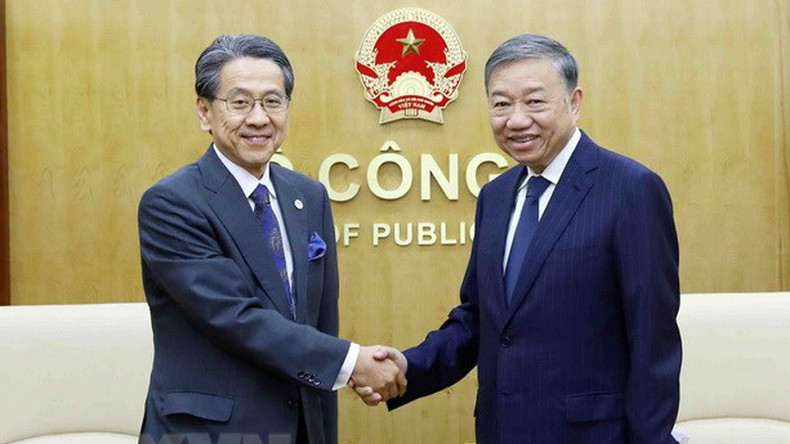 Министр общественной безопасности То Лам и г-н Маэда Тадаси. Фото: ВИА Министр общественной безопасности То Лам и г-н Маэда Тадаси. Фото: ВИА