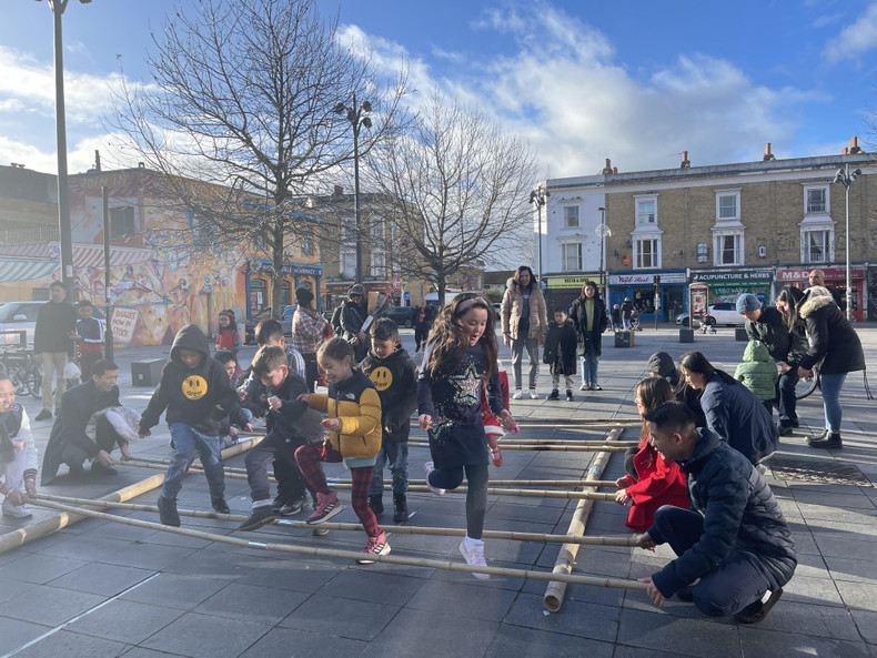Вьетнамская семейная организация и Общество вьетнамцев в Великобритании организовало фестиваль по случаю Нового года по лунному календарю, включающий различные конкурсы и традиционные вьетнамские игры. Фото: ВИА Вьетнамская семейная организация и Общество вьетнамцев в Великобритании организовало фестиваль по случаю Нового года по лунному календарю, включающий различные конкурсы и традиционные вьетнамские игры. Фото: ВИА