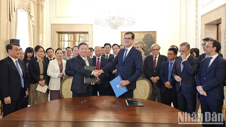 Церемония подписания Меморандума о взаимопонимании по направлениям сотрудничества между Народным комитетом г. Хошимина и властями города Порту на период 2023-2025 гг. Фото: Минь Зюи Церемония подписания Меморандума о взаимопонимании по направлениям сотрудничества между Народным комитетом г. Хошимина и властями города Порту на период 2023-2025 гг. Фото: Минь Зюи