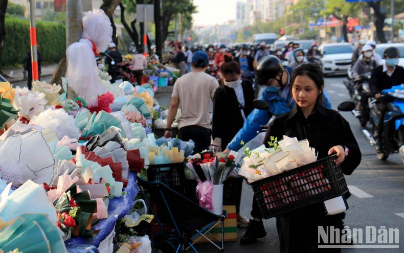 Здесь продается множество видов цветов. Здесь продается множество видов цветов.