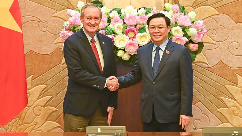 Председатель НС Выонг Динь Хюэ и сенатор Майк Крапо. Фото: Зюи Линь Председатель НС Выонг Динь Хюэ и сенатор Майк Крапо. Фото: Зюи Линь