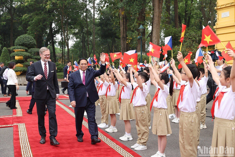 Столичные дети приветствуют Премьер-министров. Фото: Чан Хай Столичные дети приветствуют Премьер-министров. Фото: Чан Хай