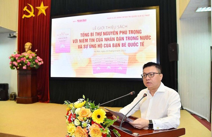 Главный редактор газеты «Нянзан» Ле Куок Минь выступает на церемонии. Фото: Тхюи Нгуен Главный редактор газеты «Нянзан» Ле Куок Минь выступает на церемонии. Фото: Тхюи Нгуен