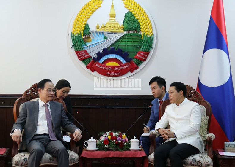 Вице-премьер, Министр иностранных дел Лаоса Салымсай Коммасит и Заведующий Отделом ЦК КПВ по внешним связям Ле Хоай Чунг. Фото: Чинь Зунг Вице-премьер, Министр иностранных дел Лаоса Салымсай Коммасит и Заведующий Отделом ЦК КПВ по внешним связям Ле Хоай Чунг. Фото: Чинь Зунг