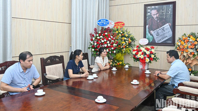 Делегация Департамента внешней безопасности (Министерства общественной безопасности) поздравляет коллектив газеты «Нянзан» с праздником. Фото: Зюи Линь Делегация Департамента внешней безопасности (Министерства общественной безопасности) поздравляет коллектив газеты «Нянзан» с праздником. Фото: Зюи Линь