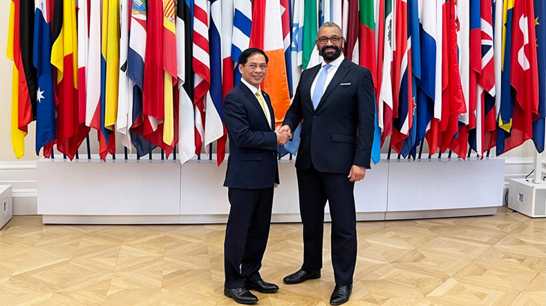 Министр иностранных дел Буй Тхань Шон и Министр иностранных дел Великобритании Джеймс Клеверли. Фото: МИД Вьетнама Министр иностранных дел Буй Тхань Шон и Министр иностранных дел Великобритании Джеймс Клеверли. Фото: МИД Вьетнама