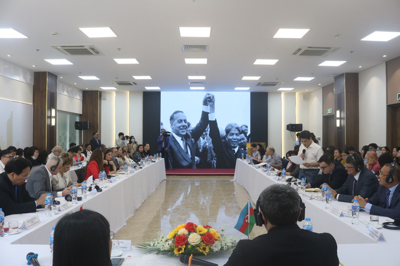 Участники конференции поделились своими воспоминаниями и впечатлениями о покойном Президенте Гейдаре Алиеве. Фото: Нгок Чунг Участники конференции поделились своими воспоминаниями и впечатлениями о покойном Президенте Гейдаре Алиеве. Фото: Нгок Чунг